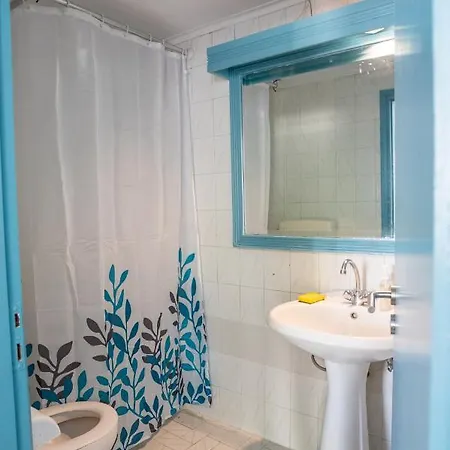 Cozy House With Flowery Courtyard In Notable Location Feriehus *